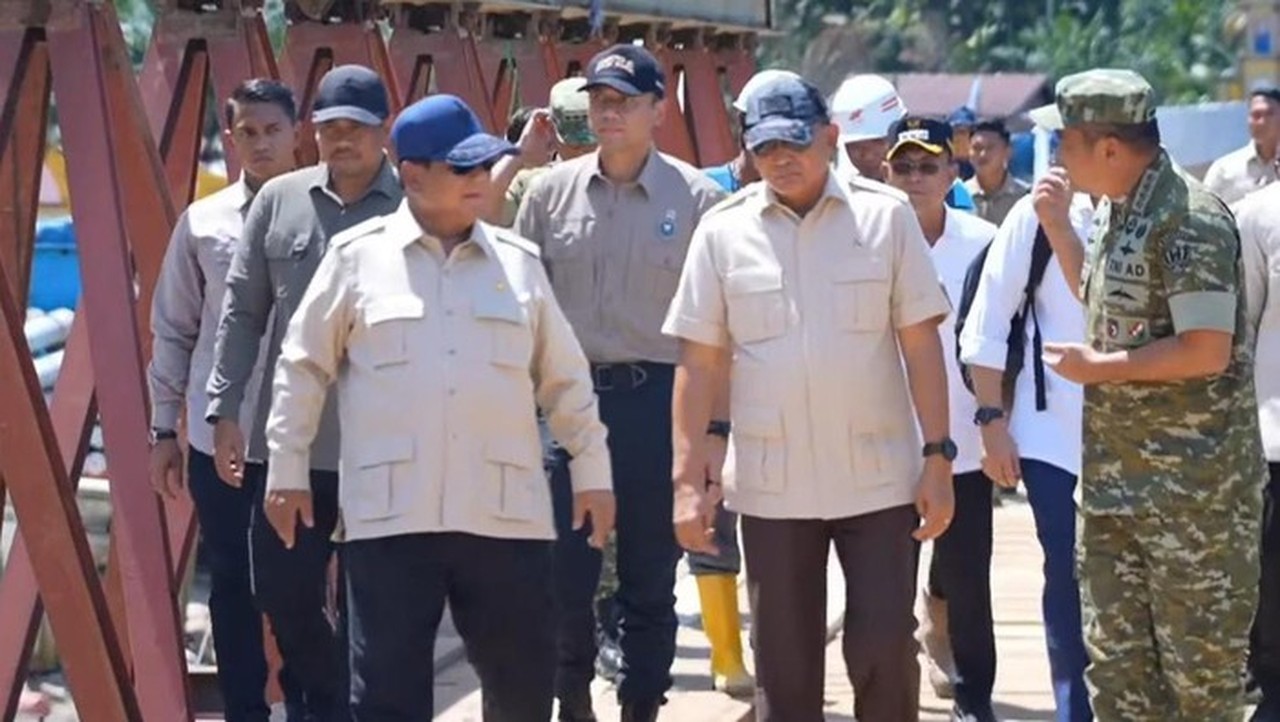 Prabowo Subianto dan AHY Tinjau Jembatan Bailey Sungai Garago Tapsel Pasca Bencana