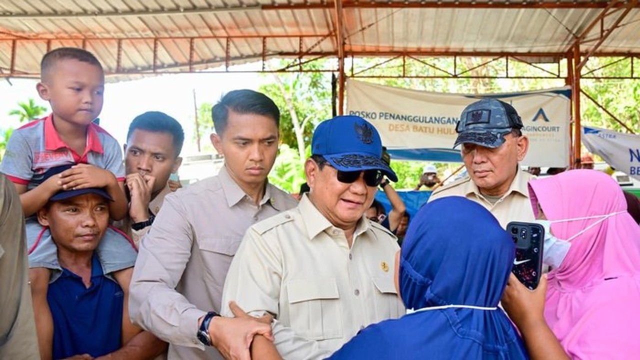 Prabowo Rayakan Malam Tahun Baru di Tapsel Bersama Korban Banjir, Makan Malam dan Nonton Layar Tancap Prabowo Rayakan Malam Tahun Baru di Tapsel Bersama Korban Banjir, Makan Malam dan Nonton Layar Tancap