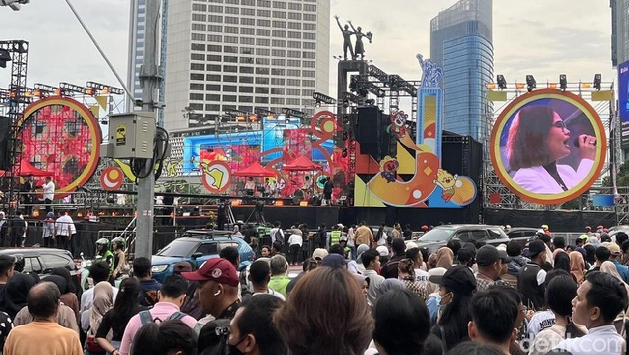 Suasana Bundaran HI Jelang Tahun Baru 2026: Warga Mulai Berdatangan, Perayaan Sederhana Tanpa Kembang Api