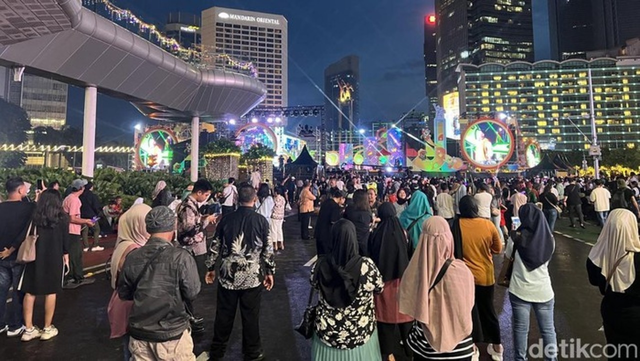 Malam Tahun Baru 2026: Bundaran HI Ramai, Jalan Thamrin Ditutup untuk Car Free Night