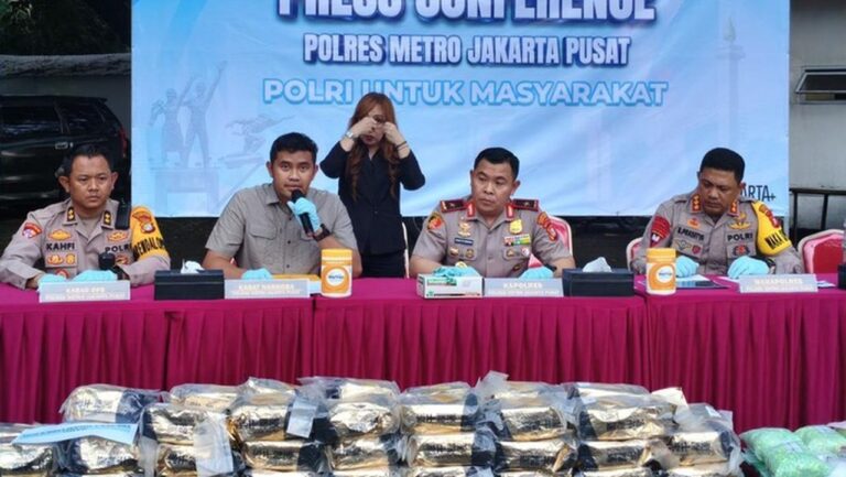Polisi Gagalkan Pengiriman 100 Kg Sabu dari Sumatera, Tersangka Pakai Truk Towing untuk Selundupkan Pajero