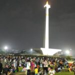 Hujan Tak Surutkan Warga Berau dan Makassar Rayakan Tahun Baru di Monas