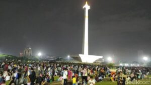 Hujan Tak Surutkan Warga Berau dan Makassar Rayakan Tahun Baru di Monas