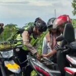 Polisi Kudus Sedot Bensin dari Motor Dinas untuk Bantu Wisatawan Kehabisan BBM