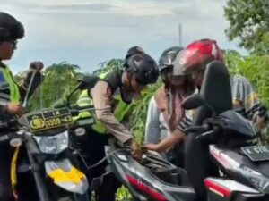 Polisi Kudus Sedot Bensin dari Motor Dinas untuk Bantu Wisatawan Kehabisan BBM