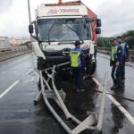 Truk Trailer Pecah Ban di Tol Wiyoto Wiyono, Pembatas Jalan 76 Meter Copot dan Sebabkan Macet