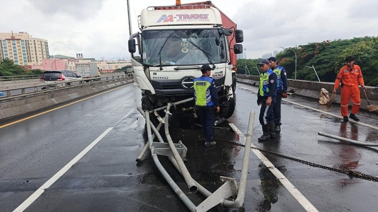 Truk Trailer Pecah Ban di Tol Wiyoto Wiyono, Pembatas Jalan 76 Meter Copot dan Sebabkan Macet