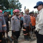 Prabowo Subianto Sapa Polisi dan Anjing K-9 Pencari Korban Hilang di Tapanuli Selatan