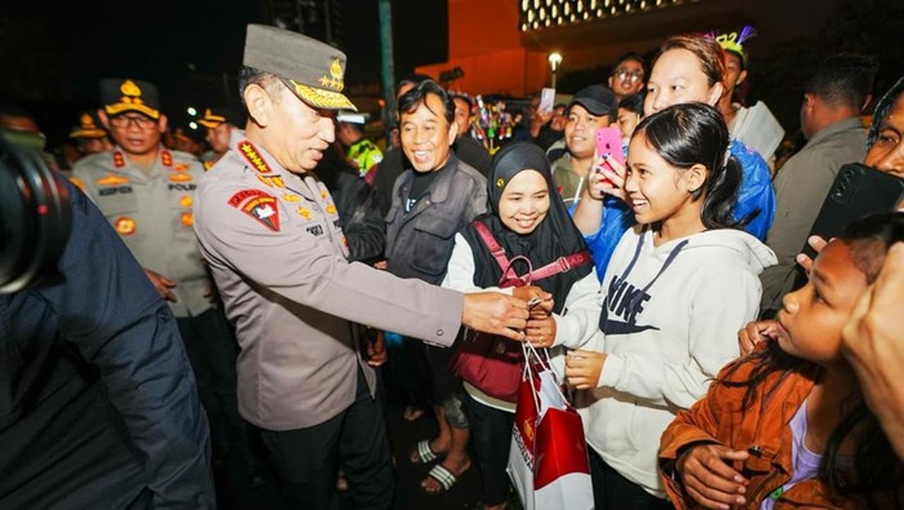 Kapolri Jenderal Listyo Sigit Prabowo Tinjau Langsung Perayaan Malam Tahun Baru 2026 di Bundaran HI Kapolri Jenderal Listyo Sigit Prabowo Tinjau Langsung Perayaan Malam Tahun Baru 2026 di Bundaran HI