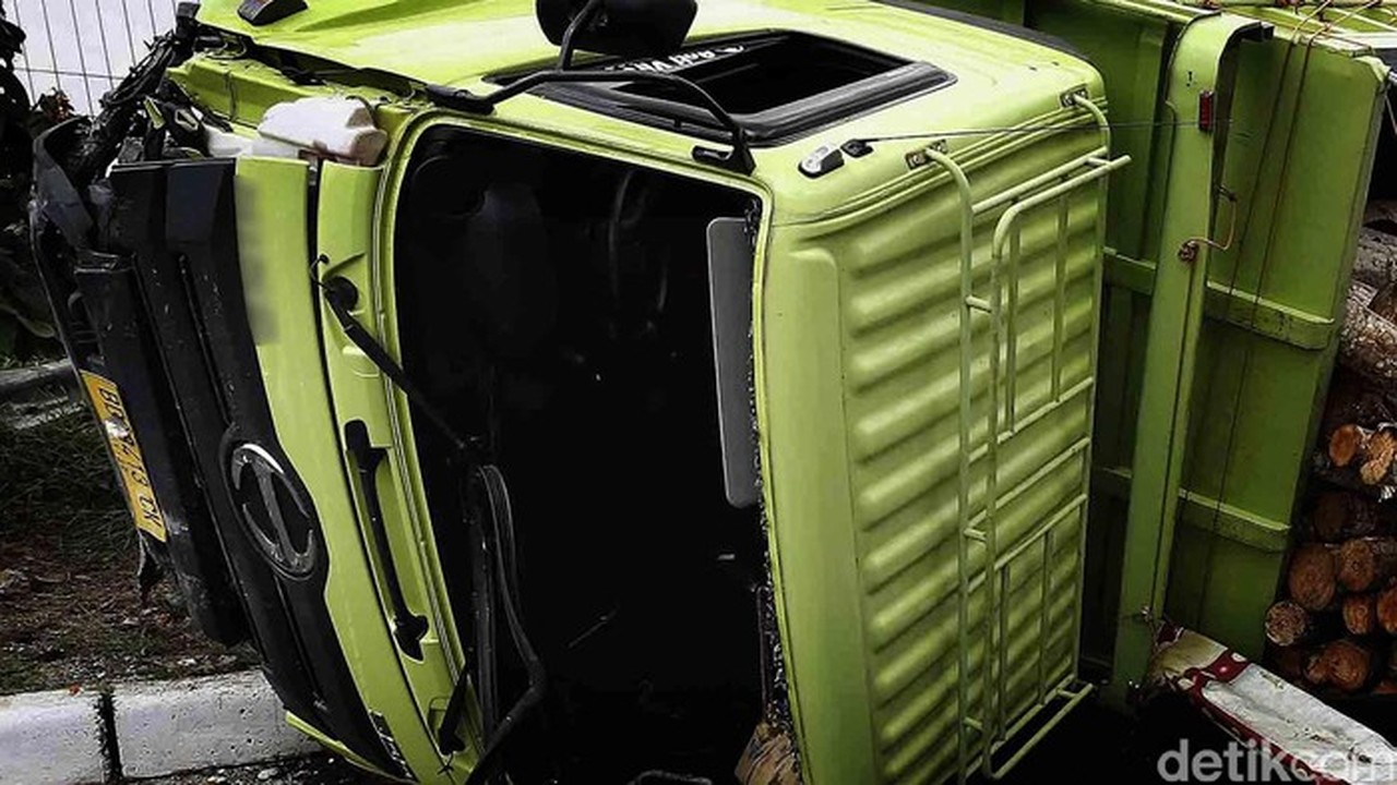 Truk Kontainer Terbalik di Tol Japek Arah Cikarang, Lalu Lintas Normal Truk Kontainer Terbalik di Tol Japek Arah Cikarang, Lalu Lintas Normal