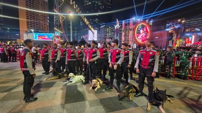 Baharkam Polri Kerahkan Unit K9 Sterilisasi Bundaran HI Amankan Malam Tahun Baru