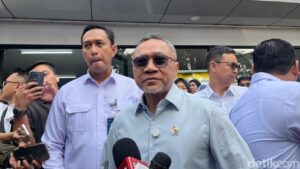 Menteri Zulhas dan Yandri Susanto Naik Motor Menyusuri Jalan Sempit ke Lokasi Panen Raya Prabowo