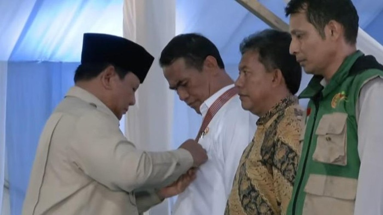 Prabowo Anugerahkan Bintang Jasa Utama kepada Mentan Amran Sulaiman atas Jasa Swasembada Beras