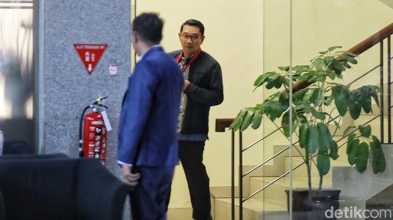 Pengacara Bantah Isu Ridwan Kamil Liburan ke Eropa Bersama Aura Kasih dan Dugaan Perselingkuhan Pengacara Bantah Isu Ridwan Kamil Liburan ke Eropa Bersama Aura Kasih dan Dugaan Perselingkuhan