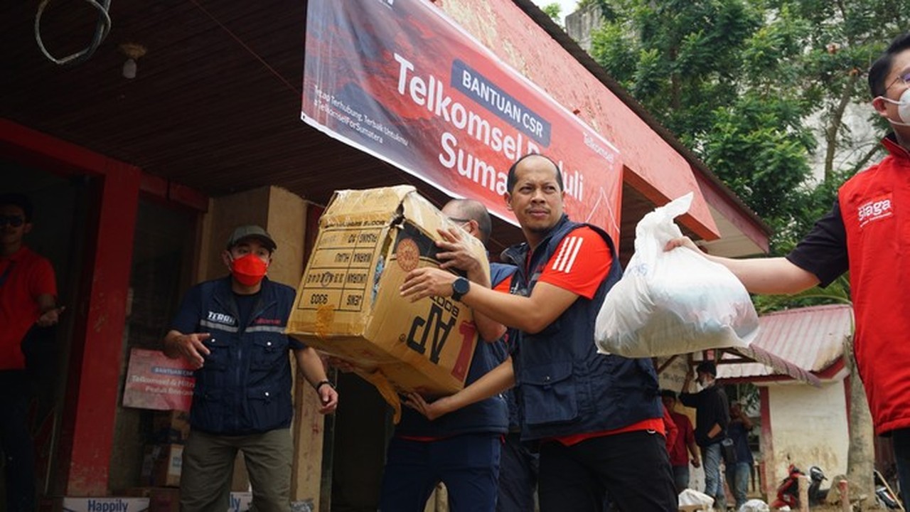 Telkomsel Salurkan Bantuan Logistik untuk Warga Korban Banjir di Aceh Utara