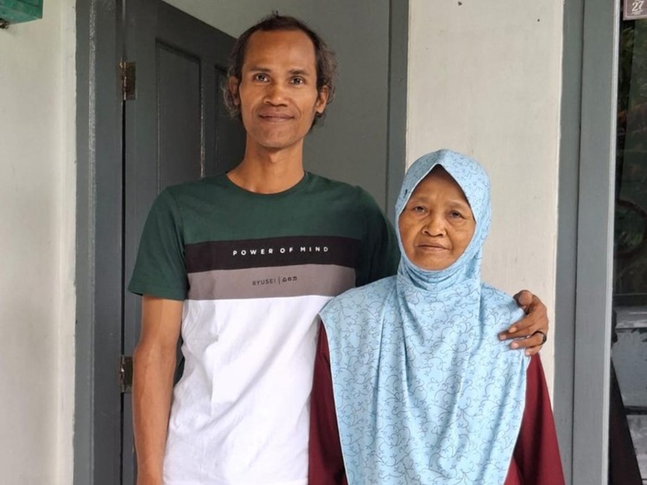 Terpisah 32 Tahun, Pria di Bekasi Akhirnya Bertemu Ibu Kandung di Cilacap Berkat Medsos Terpisah 32 Tahun, Pria di Bekasi Akhirnya Bertemu Ibu Kandung di Cilacap Berkat Medsos