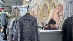 Ramadan Mendekat, Gamis Rompi Lepas Jadi Primadona di Pasar Tanah Abang