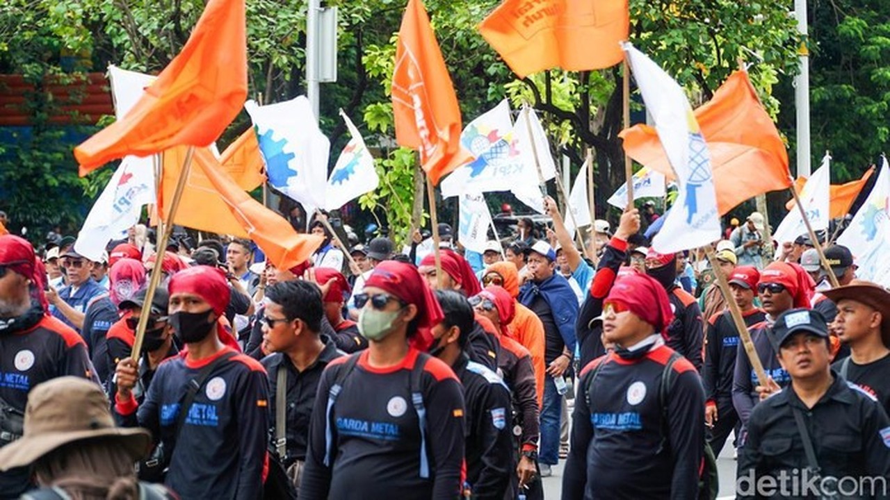 Ribuan Buruh Demo Tolak UMP 2026 di Depan Istana, 1.659 Personel Gabungan Disiagakan