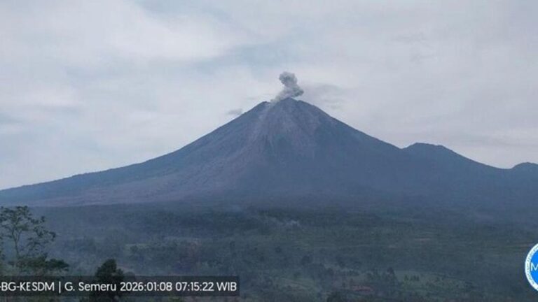 Gunung Semeru Kembali Erupsi Empat Kali, Kolom Abu Capai 700 Meter Gunung Semeru Kembali Erupsi Empat Kali, Kolom Abu Capai 700 Meter