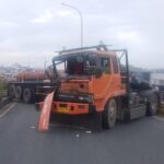 Truk Tronton Muatan Besi Melintang di Flyover Ciputat, Lalu Lintas Arah Selatan Macet Parah