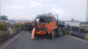 Truk Tronton Muatan Besi Melintang di Flyover Ciputat, Lalu Lintas Arah Selatan Macet Parah