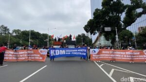 Ribuan Buruh Geruduk Istana Negara, Tuntut Revisi UMP DKI Jakarta 2026