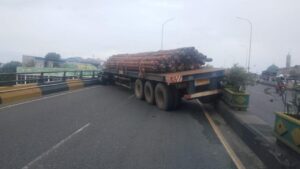 Truk Tronton Muatan Besi Kecelakaan di Flyover Ciputat, Sopir Sempat Terjepit