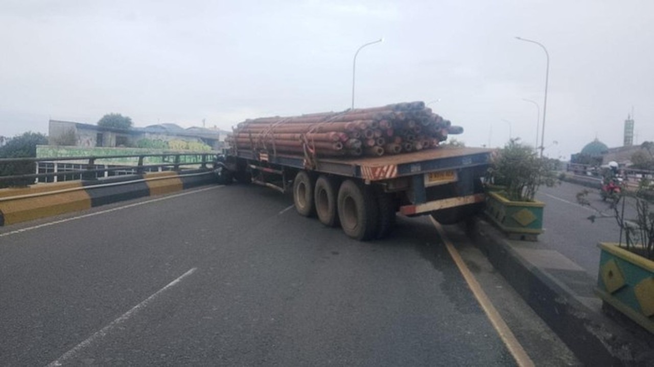 Truk Tronton Muatan Besi Kecelakaan di Flyover Ciputat, Sopir Sempat Terjepit Truk Tronton Muatan Besi Kecelakaan di Flyover Ciputat, Sopir Sempat Terjepit