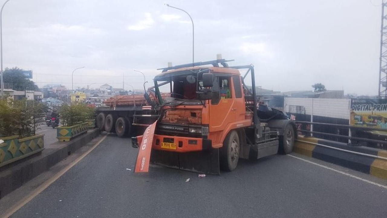 Tronton Bermuatan Baja Mogok di Flyover Ciputat, Sopir Terjepit dan Nyaris Tabrak Pasutri