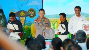 Kapolri Salurkan Alsintan dan Sembako di Panen Raya Jagung Bekasi, Perkuat Ketahanan Pangan