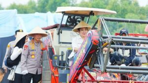 Kapolri dan Ketua Komisi IV DPR Panen Jagung di Bekasi, Tegaskan Komitmen Swasembada Pangan