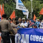 Aksi Humanis Polisi di Monas: Bagikan Roti dan Air Mineral untuk Buruh yang Demo