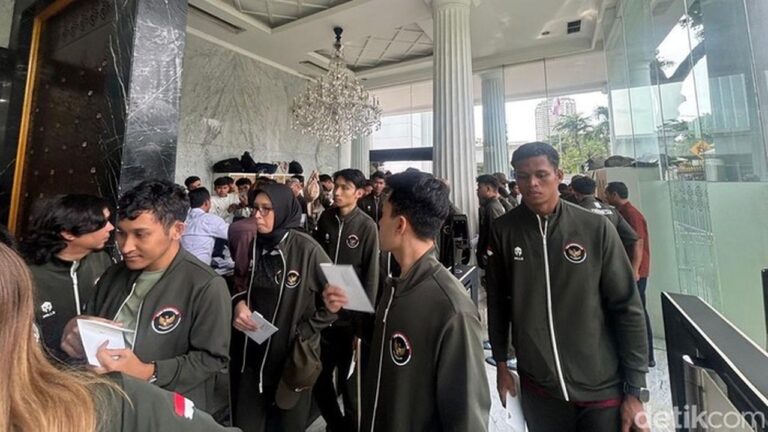 Menpora dan Atlet Peraih Medali SEA Games 2025 Tiba di Istana Jelang Terima Bonus dari Presiden Prabowo Menpora dan Atlet Peraih Medali SEA Games 2025 Tiba di Istana Jelang Terima Bonus dari Presiden Prabowo