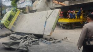 Truk Material Terguling di Mampang, Lalu Lintas Jaksel Sempat Lumpuh Total