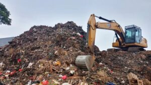 Gunungan Sampah di Pasar Induk Kramat Jati Diangkut, 10 Truk Dikerahkan