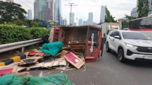 Truk Muatan Granit Terbalik di Tol Dalam Kota Akibat Pecah Ban, Lalu Lintas Macet Parah
