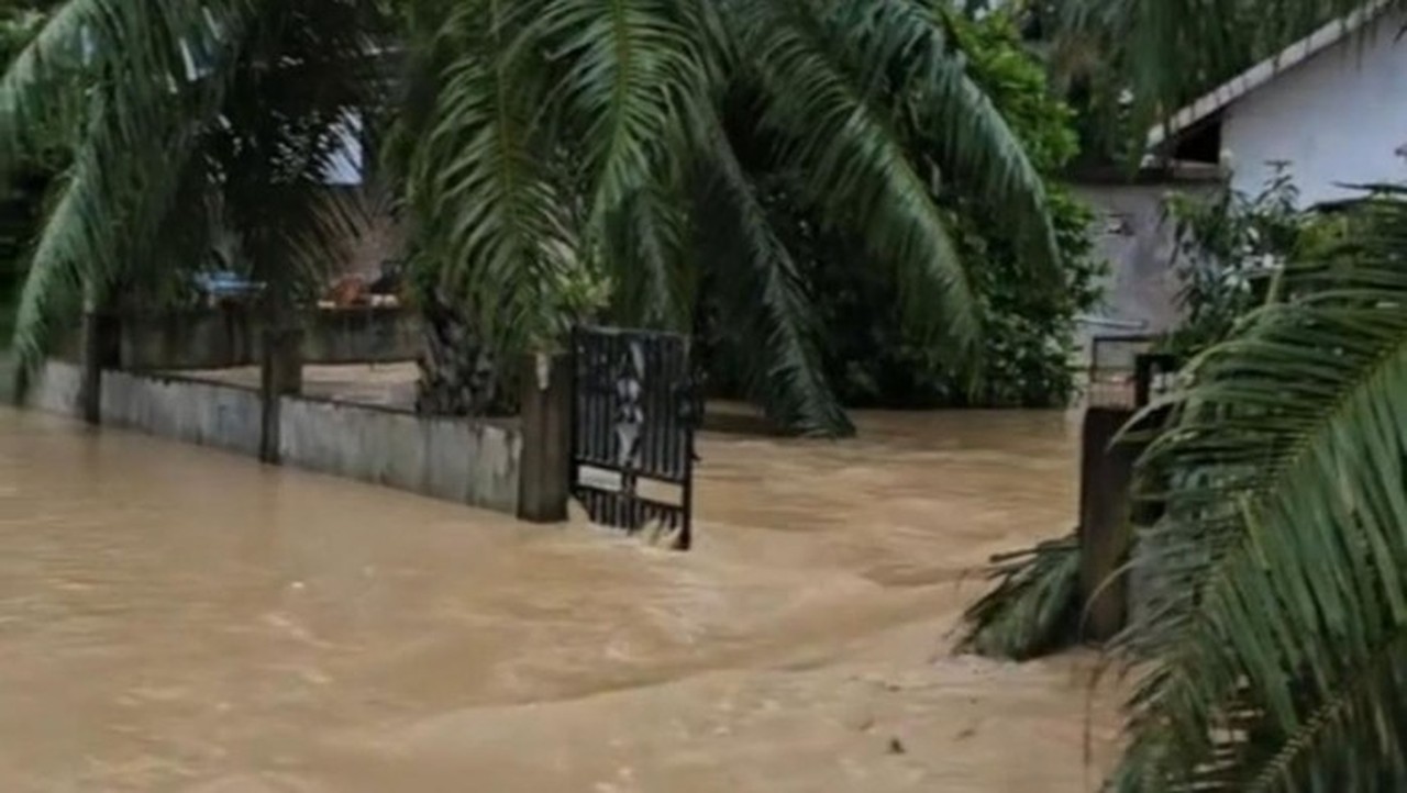 Aceh Timur Dilanda Banjir Bandang, 6 Kecamatan Terendam dan Ribuan Warga Mengungsi Aceh Timur Dilanda Banjir Bandang, 6 Kecamatan Terendam dan Ribuan Warga Mengungsi