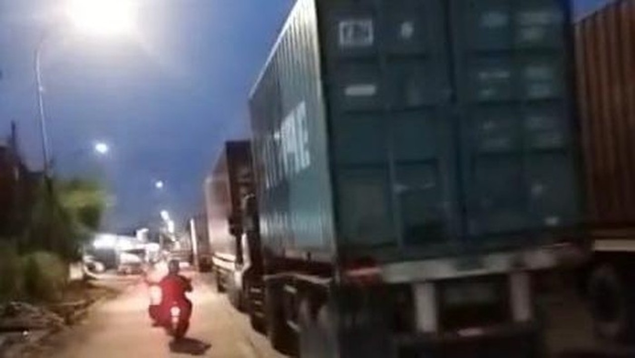 Macet Cakung-Cilincing 6 Km Akibat Lonjakan Truk Kontainer, Lalin Tol Terdampak Macet Cakung-Cilincing 6 Km Akibat Lonjakan Truk Kontainer, Lalin Tol Terdampak