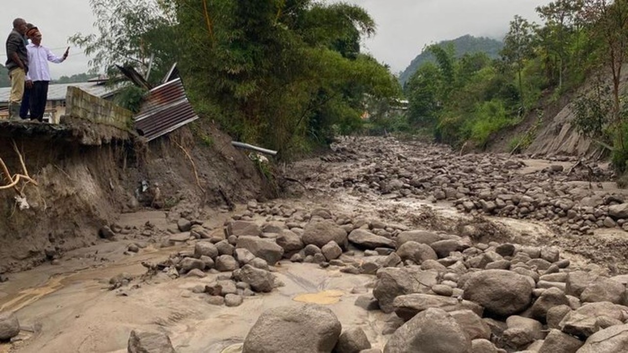 Banjir Bandang Susulan Terjang Bener Meriah, Gelondongan Kayu Ikut Hanyut Dibawa Arus Banjir Bandang Susulan Terjang Bener Meriah, Gelondongan Kayu Ikut Hanyut Dibawa Arus