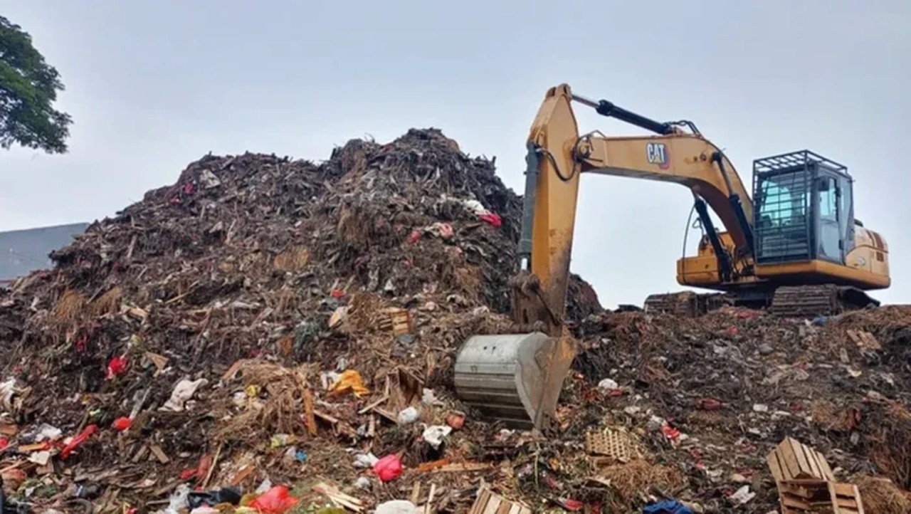 Tumpukan Sampah Pasar Induk Kramat Jati Menahun, Warga Keluhkan Bau Busuk Hingga Lalat