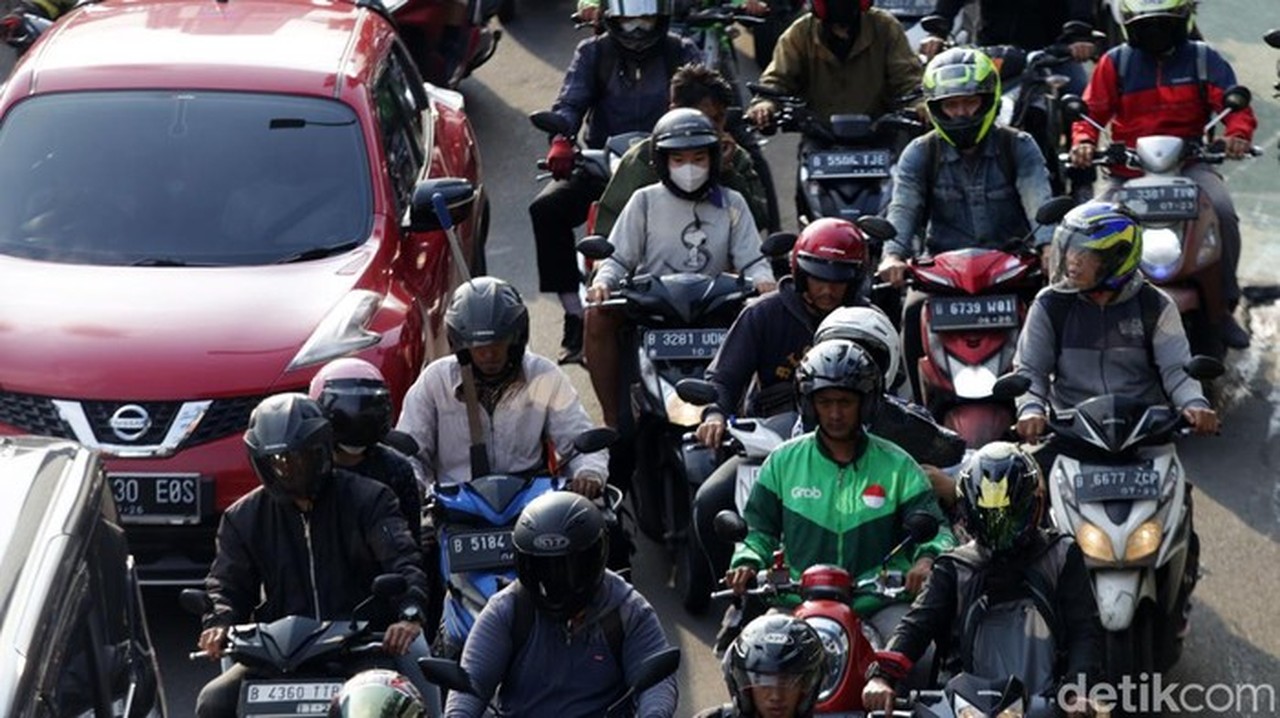 Truk Sampah Tabrak Pembatas Busway di Cawang, Lalu Lintas Arah Semanggi Sempat Lumpuh