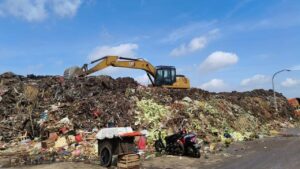 Gunungan Sampah di Pasar Induk Kramat Jati Mulai Diangkut, Warga Keluhkan Bau Menyengat Tahunan