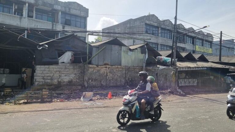 Tumpukan Sampah Pasar Cimanggis Diangkut, Warga Buang di Lokasi Baru, Bau Masih Tercium Tumpukan Sampah Pasar Cimanggis Diangkut, Warga Buang di Lokasi Baru, Bau Masih Tercium