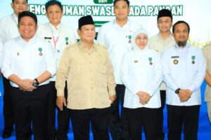 Khofifah Terima Satyalancana Wira Karya Swasembada Pangan 2025 dari Presiden Prabowo