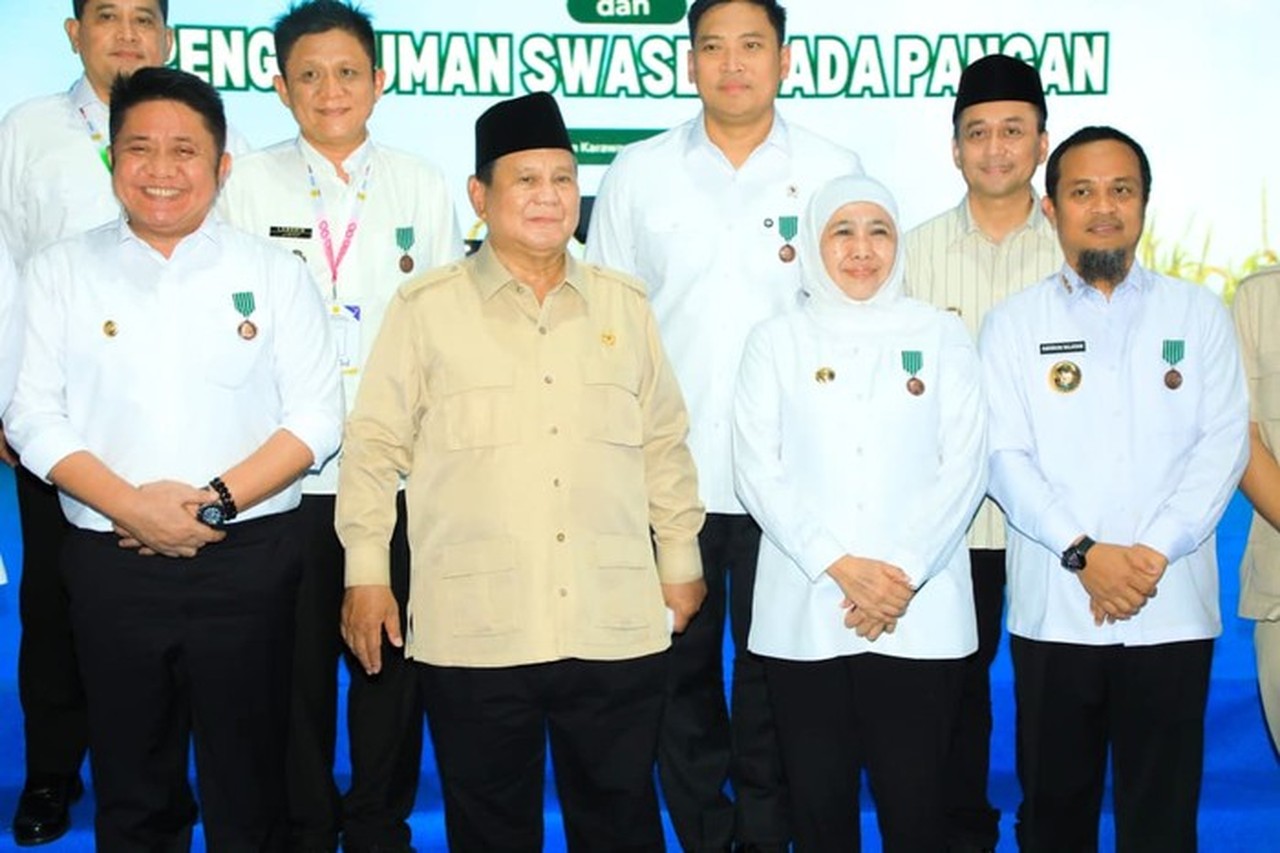 Khofifah Terima Satyalancana Wira Karya Swasembada Pangan 2025 dari Presiden Prabowo Khofifah Terima Satyalancana Wira Karya Swasembada Pangan 2025 dari Presiden Prabowo