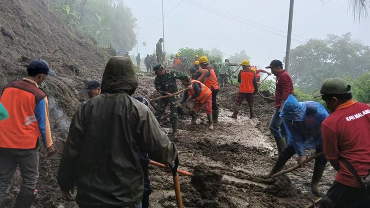 Longsor Susulan Tutup Jalur Wisata Bromo via Malang, Pembersihan Material Dimulai Longsor Susulan Tutup Jalur Wisata Bromo via Malang, Pembersihan Material Dimulai