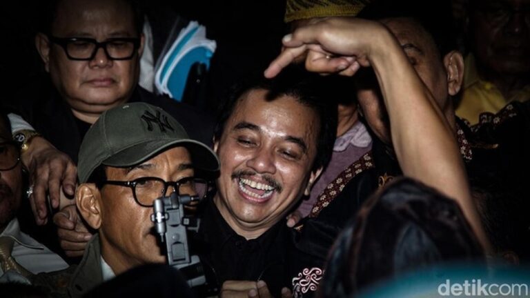 Roy Suryo Laporkan 7 Orang ke Polda Metro Jaya Atas Dugaan Pencemaran Nama Baik Roy Suryo Laporkan 7 Orang ke Polda Metro Jaya Atas Dugaan Pencemaran Nama Baik