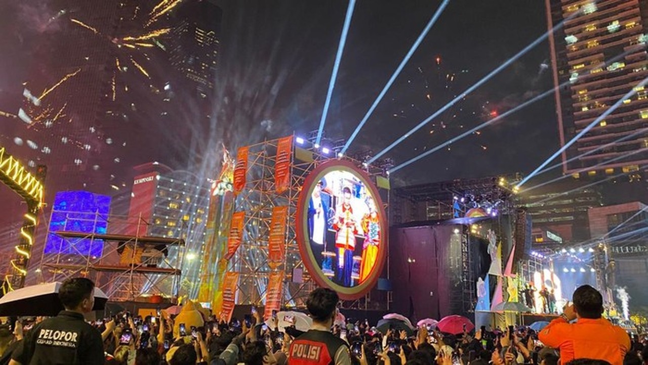 Warga Jakarta Sambut Meriah Tahun Baru 2026 di Bundaran HI dengan Kembang Api dan Drone