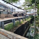 Bau Busuk Menyelimuti Pasar Cimanggis Akibat Selokan Penuh Sampah dan Tumpukan Limbah