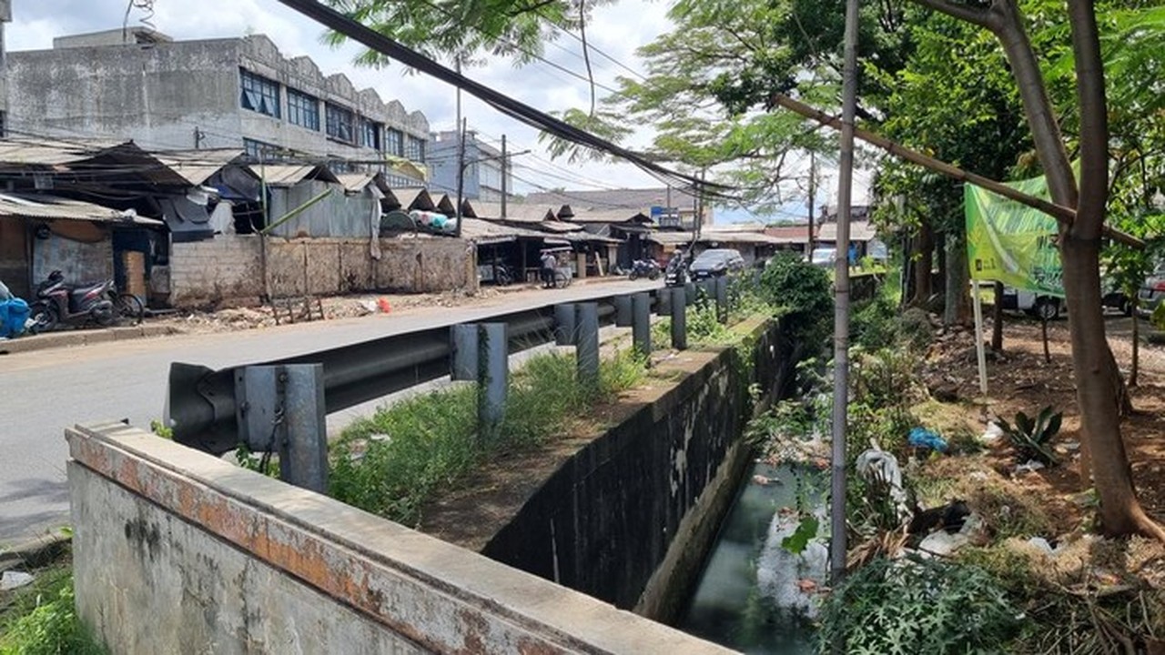 Bau Busuk Menyelimuti Pasar Cimanggis Akibat Selokan Penuh Sampah dan Tumpukan Limbah
